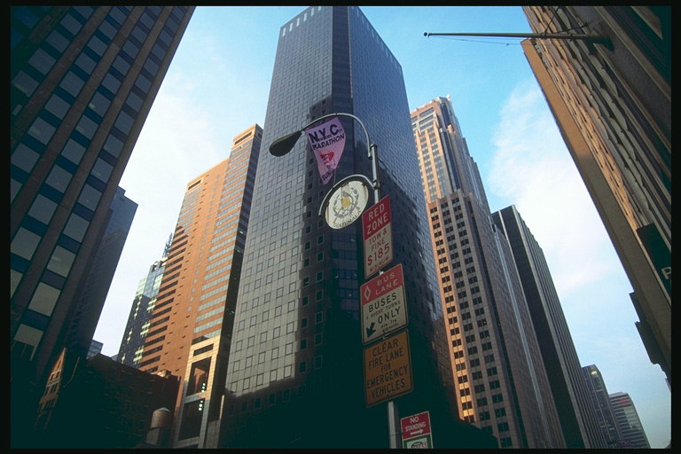 Фонарь на фоне высокого здания