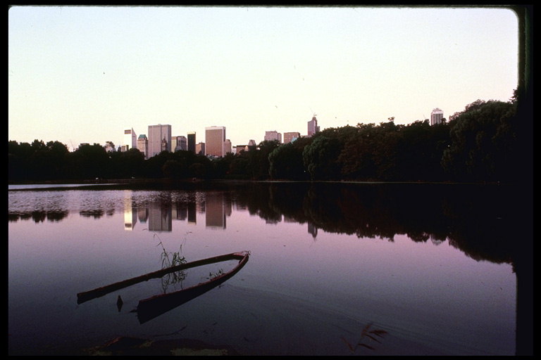 Reflektion i New York skyline i vattnet