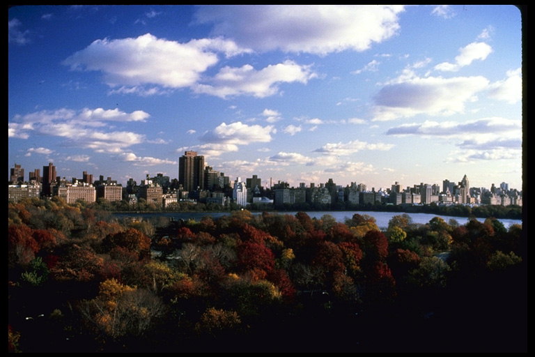 Окраина города Нью-Йорк окружена осенними парками