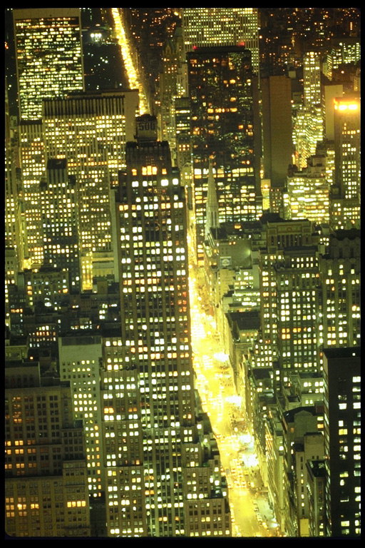 Ночной  Нью-Йорк залитый золотыми огнями