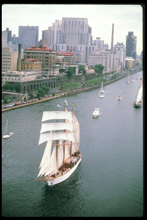 Соревнование яхт в Нью-Йорке по Гудзону