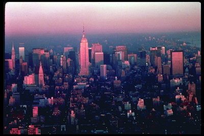 Фото  горизонта Нью-Йорка, освещённого красным закатом