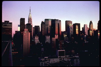 Нью-йоркские небоскрёбы рано утром в лучах восходящего солнца