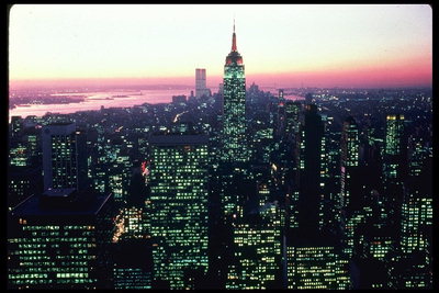 Фото горизонта Нью-Йорка залитого вечерними огнями