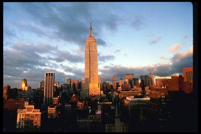 Вечерний Нью-Йорк освещённый  оранжевым закатом