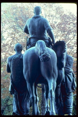 Статуя солдат и лошади в Нью-Йорке