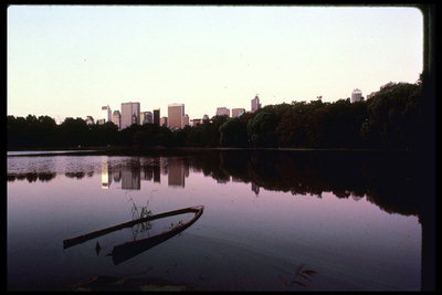 Kuvastaa New Yorkin siluettia vedessä