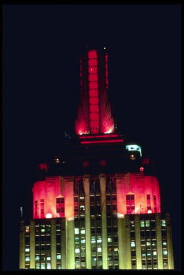 Bygningen er tændt op rødt og grønt lys i New York
