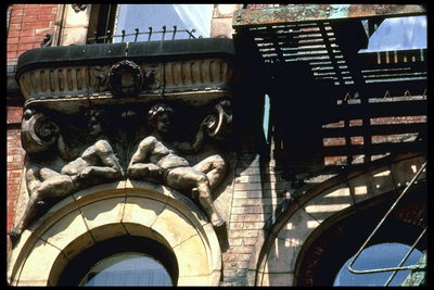 Скульптура голых мужчины и женщины над окном