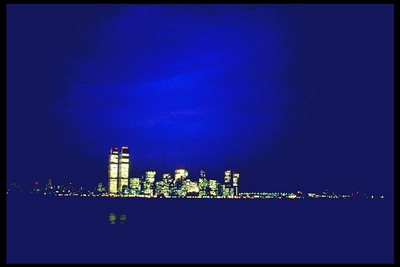 Фото синей ночи в Нью-Йорке и осветлённых небоскрёбов