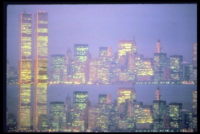 Нью-йоркские небоскрёбы летней ночью залитые огнями