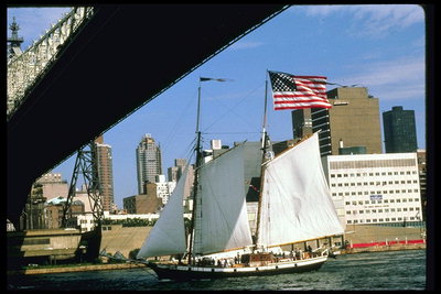 Корабль под флагом Америки на реке Гудзон