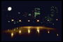 Ночная луна в городе Нью-Йорк. Отражение фонарных огней в реке Гудзон