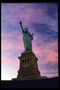 Фото статуи свободы на фоне вечернего заката