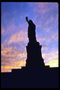 Статуя свободы в Нью-Йорке на фоне вечернего заката