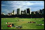 人々の芝生の上でニューヨークの春の休憩