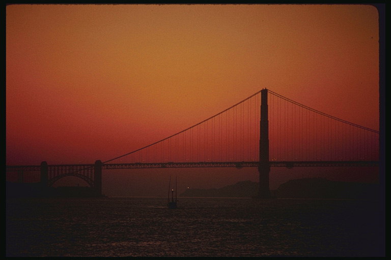 Мост через реку в закате города