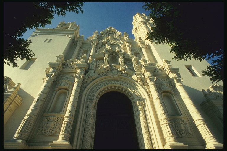 Стена собора с лепниной