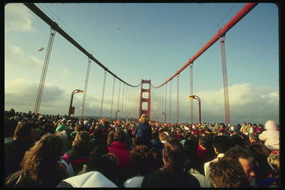 Большое количество людей на мосту