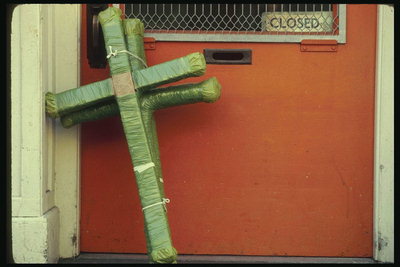 Деревянный крест у двери