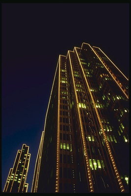 Многоэтажное здание в ночных огнях