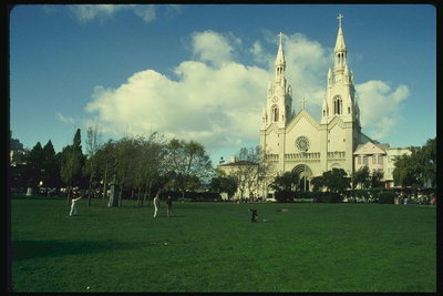 Зелёная площадка перед собором