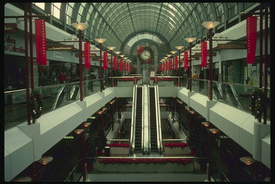 Эскалатор в большом торговом центре
