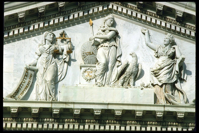 Скульптуры на крыше здания