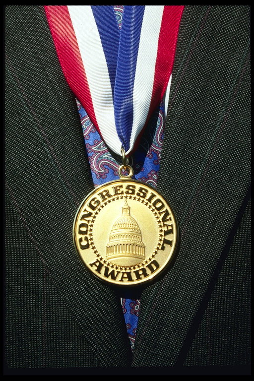 Медаль на груди с надписью 