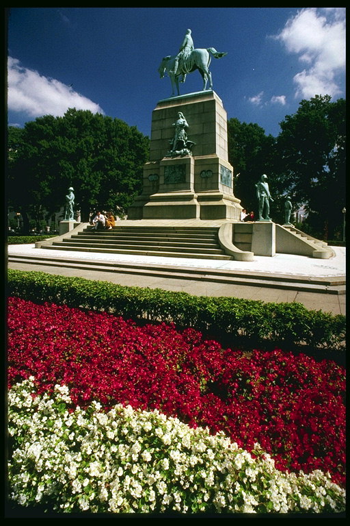 Памятники известным людям в парке города