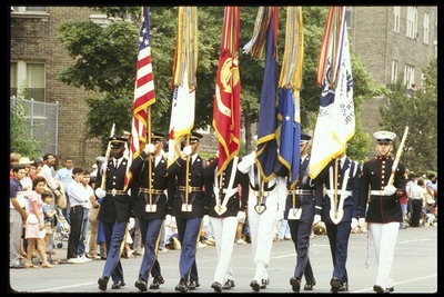 Группа солдат идущая на площади с флагами в руках