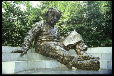 Памятник Эйнштейна