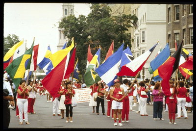 Группа людей на площади города с флагами в руках