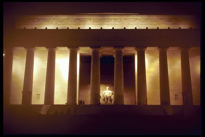 Скульптура человеку окружённого колонатом 