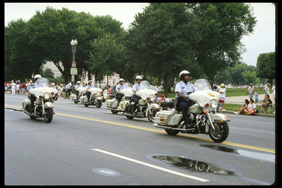 Полицейские на мотоциклах едут по улице