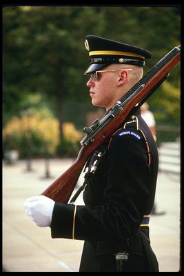 Солдат в форме и оружием на посту