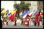 Группа людей на площади города с флагами в руках
