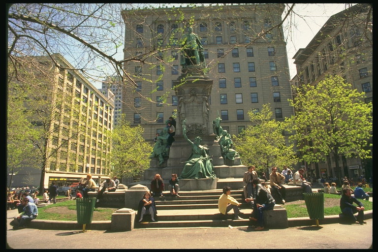Люди возле памятника с зеленого материала