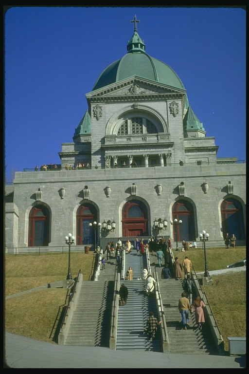 Люди на ступеньках у храма. Фонари с белыми плафонами