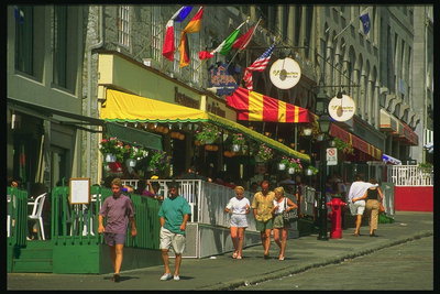 Флаги и вывески на улицах города