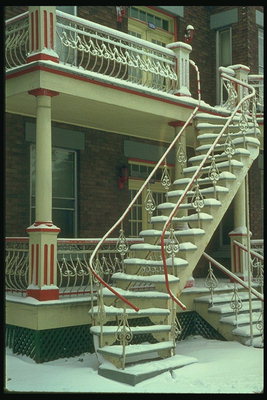 Извивистая лестница с балкона