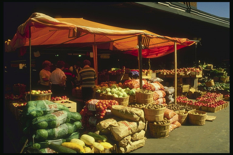 Izobilniyカナダ資本市場で：トマト、キュウリ、キャベツ、ジャガイモ、メロンとスイカ