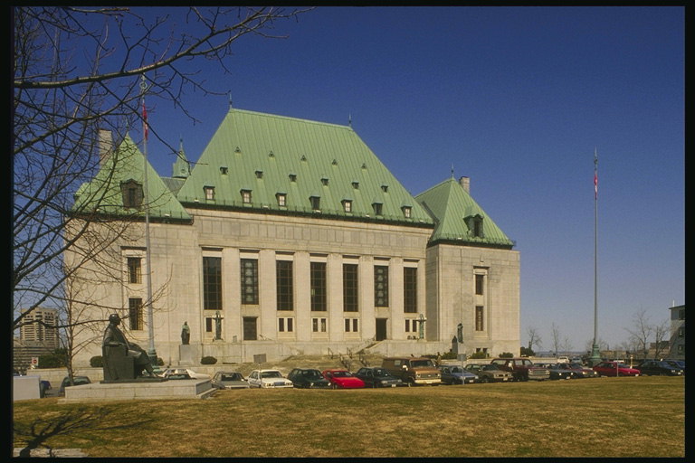 Edifici típic de la capital del Canadà es realitza en pedra de color gris clar i cobert amb sostre de coure verdós