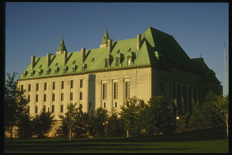 A szerkezet a 20. század kanadai építész világosbarna kő és réz zöld