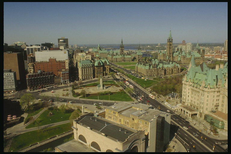 Pogled na grad Ottawa visoke zgrade. Obilje zelene i svijetlo siva