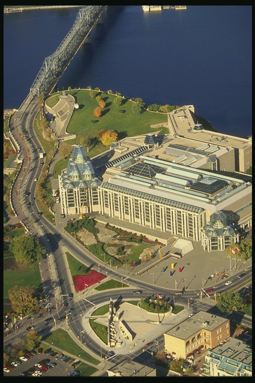Utsikt från helikoptern på en del av Ottawa, som ligger nära floden