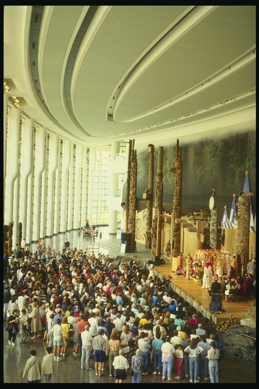 大ホールは、カナダの最も高価なショーで観客の多数を集めている