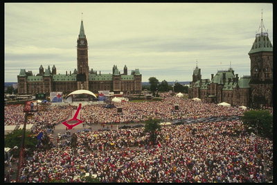 Массовое празднование любимого праздника канадцев. На площади столицы Канады собралось множество народа