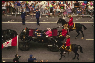 Массовое  приветствие британской королевы, приехавшей в бывшую колонию 