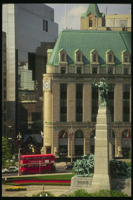 Деловой центр Оттавы - канадской столицы. Мимо военной статуи проезжает двухэтажный автобус